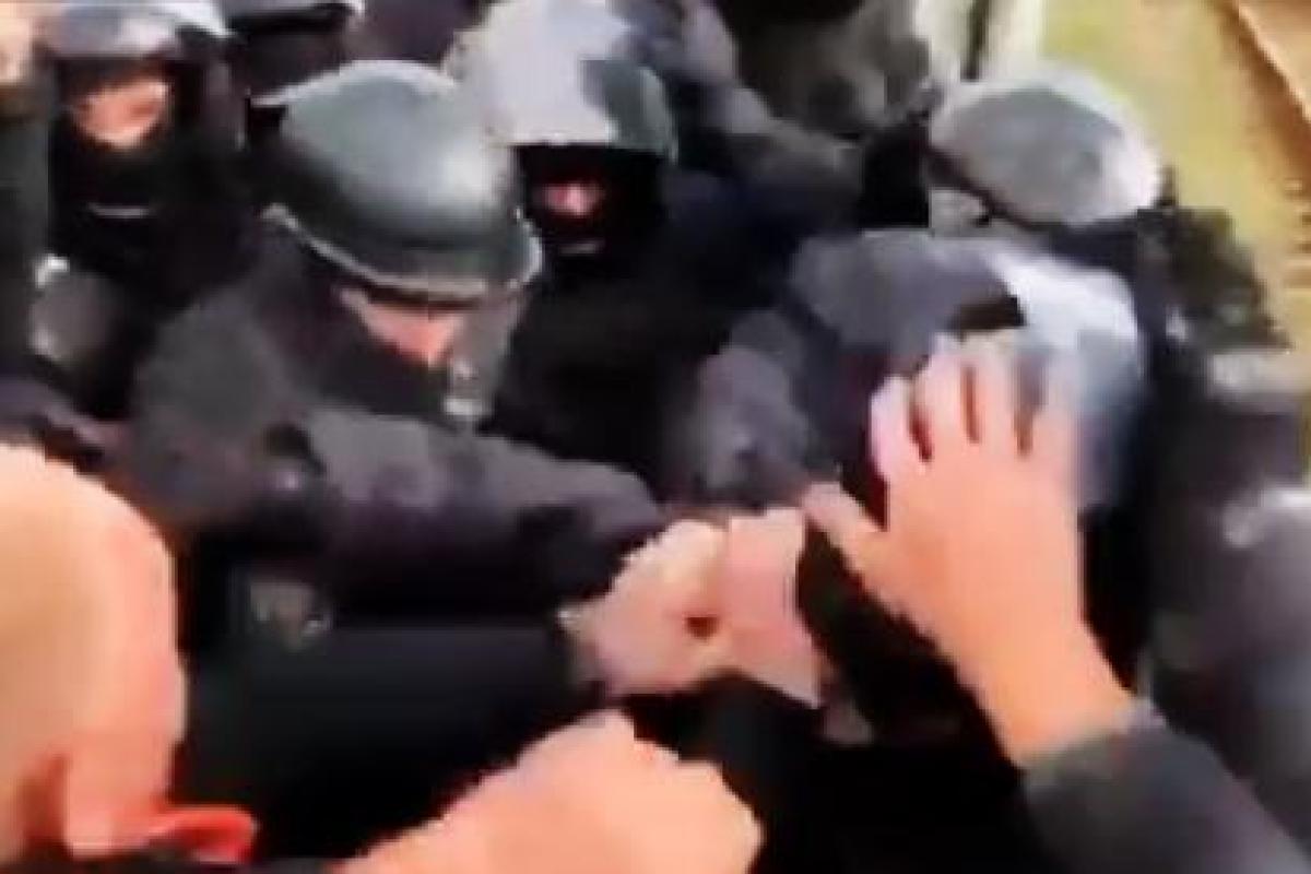 На Львовщине произошла схватка между силовиками и протестующими: появились видеокадры противостояния На Львовщине произошла схватка между силовиками и протестующими: появились видеокадры противостояния