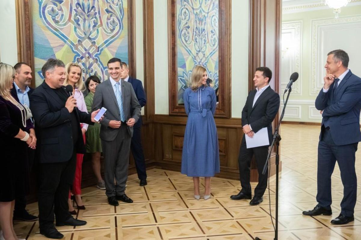 Зеленский подписал указ о поддержке семей с приемными детьми Зеленский подписал указ о поддержке семей с приемными детьми