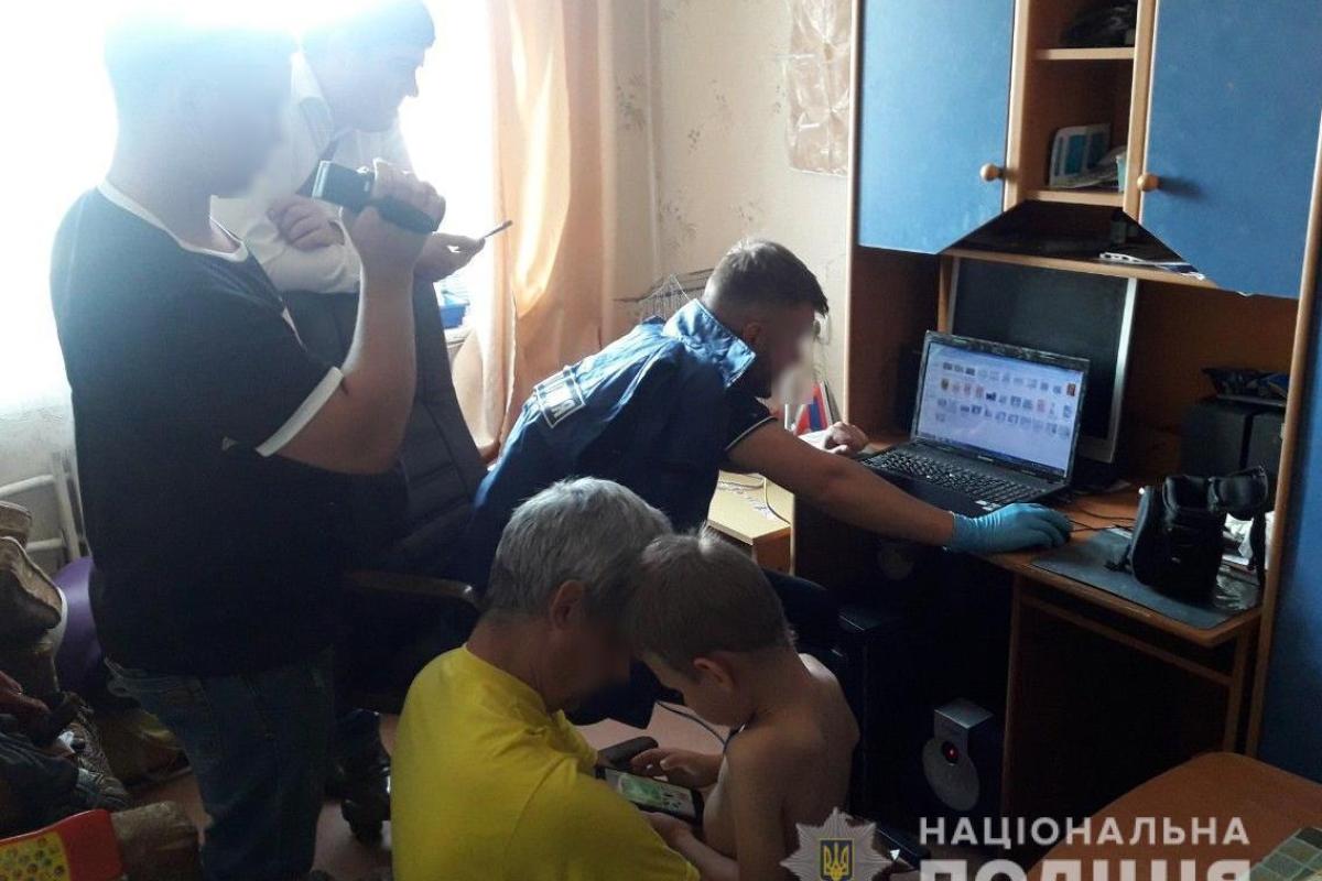 На Киевщине задержан горе-отец, снимавший порно с участием своих детей пяти и двух лет На Киевщине задержан горе-отец, снимавший порно с участием своих детей пяти и двух лет