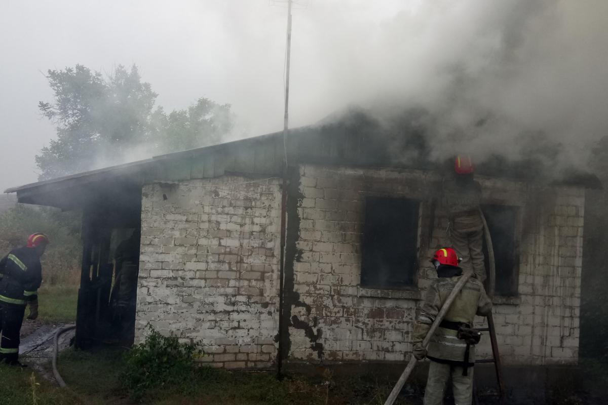 В Лисичанске горел жилой дом В Лисичанске горел жилой дом