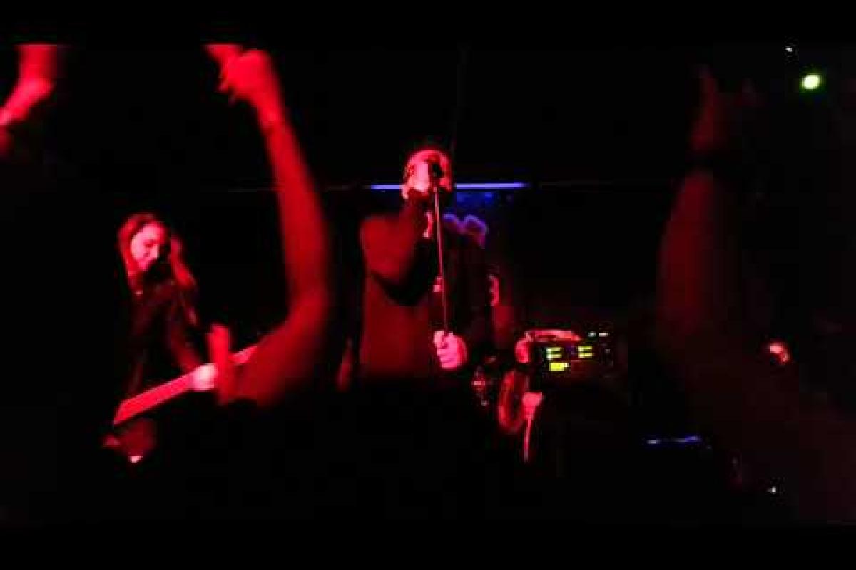 Быть счастливым никогда не поздно: Бабулька "зажгла" на рок-концерте