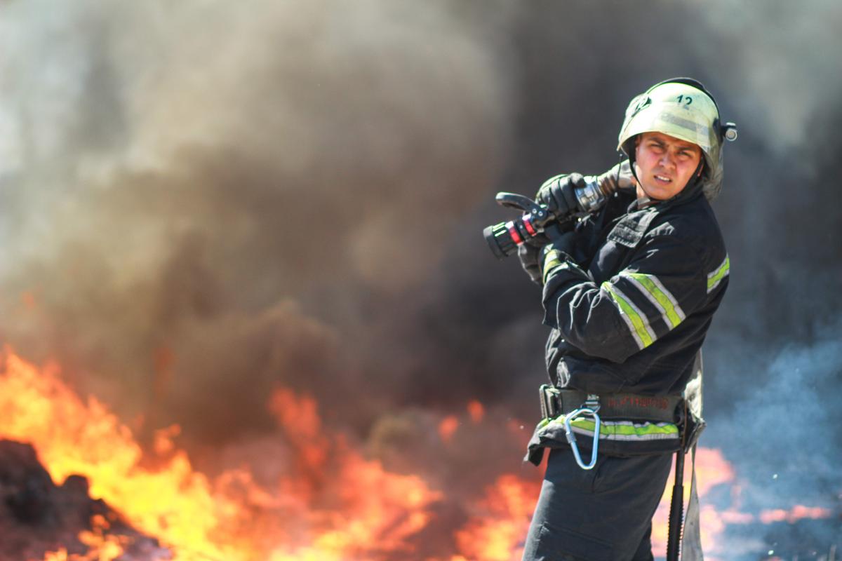 Северодонецкие спасатели ликвидировали пожар: видеокадры Северодонецкие спасатели ликвидировали пожар: видеокадры