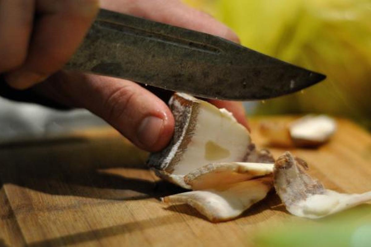 Россиянин умер, подавившись салом в темноте