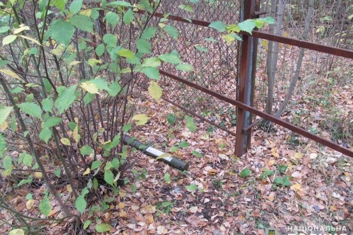 На Донетчине во время ремонтных работ нашли в кустах заряженный гранатомет На Донетчине во время ремонтных работ нашли в кустах заряженный гранатомет