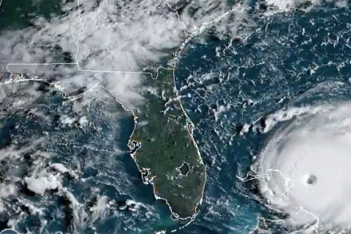 Трамп об урагане "Дориан": "Выглядит, как один из крупнейших в истории" Трамп об урагане "Дориан": "Выглядит, как один из крупнейших в истории"