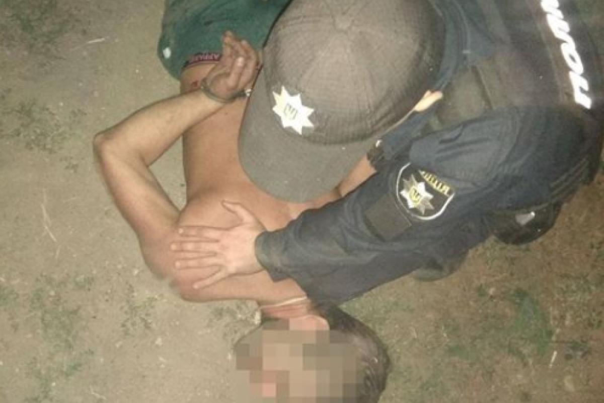 Стучал в окна и ругался на прохожих: в Лисичанске задержали уличного дебошира
