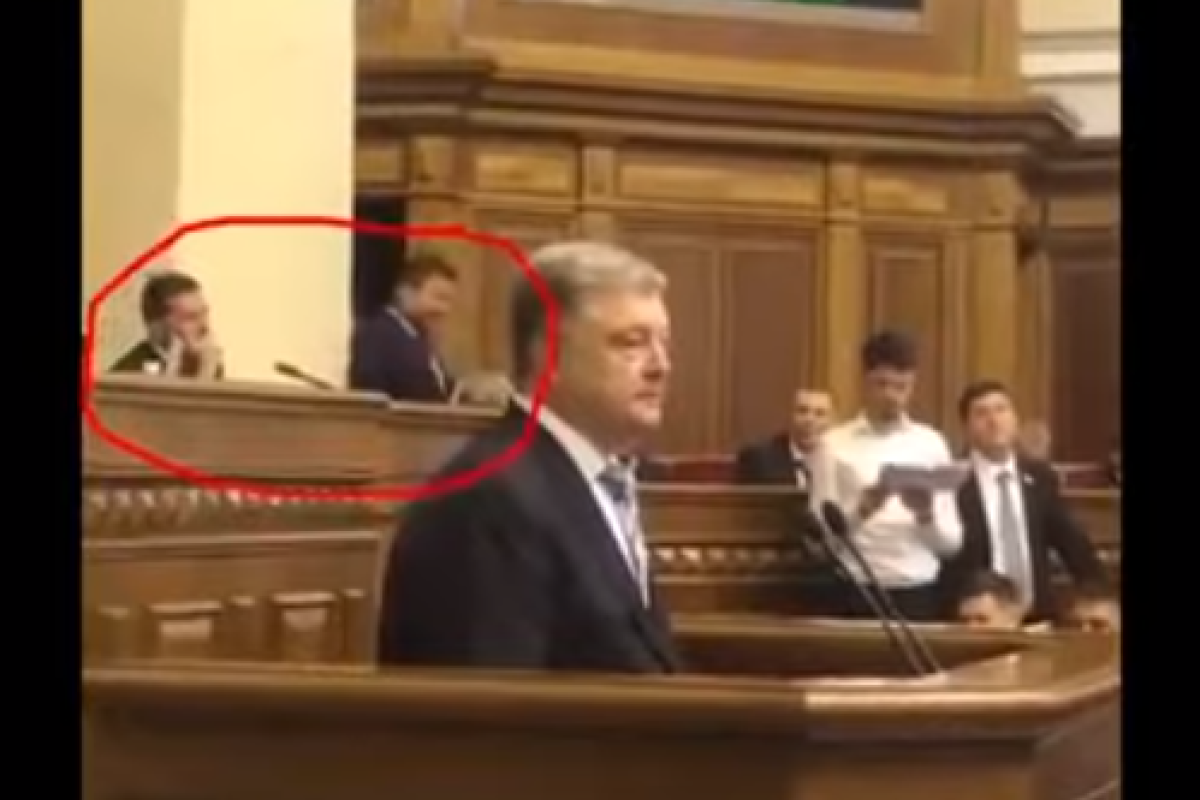 Богдана засекли за непонятным занятием во время выступления Порошенко в Раде Богдана засекли за непонятным занятием во время выступления Порошенко в Раде