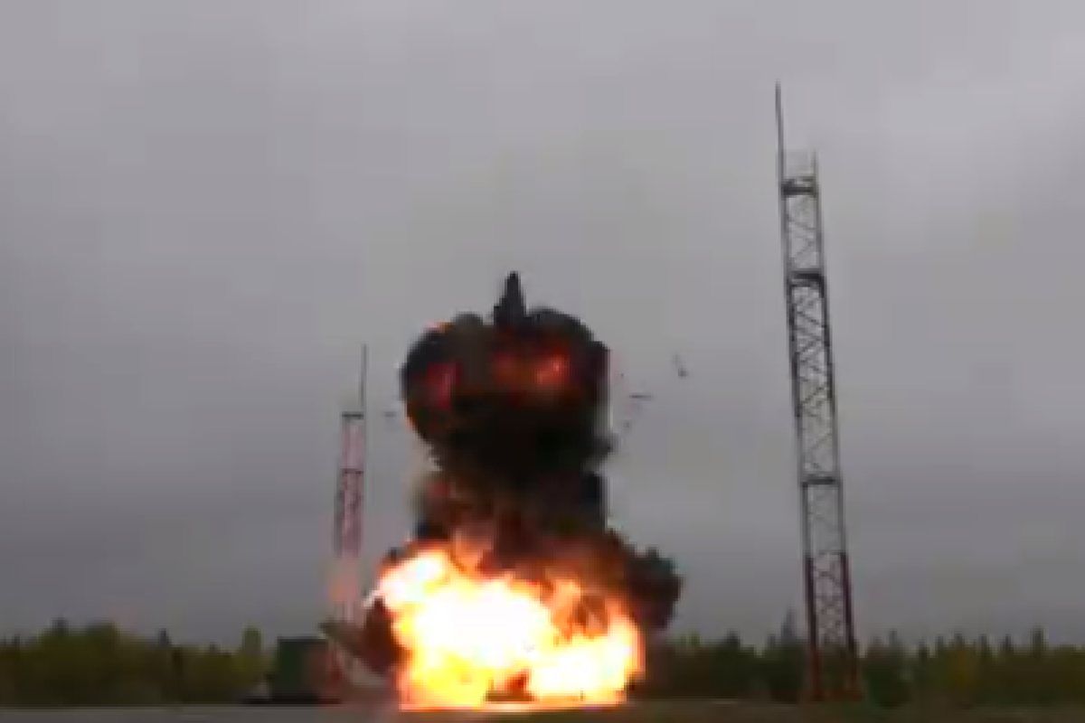 В России запустили межконтинентальную ракету "Тополь-М"