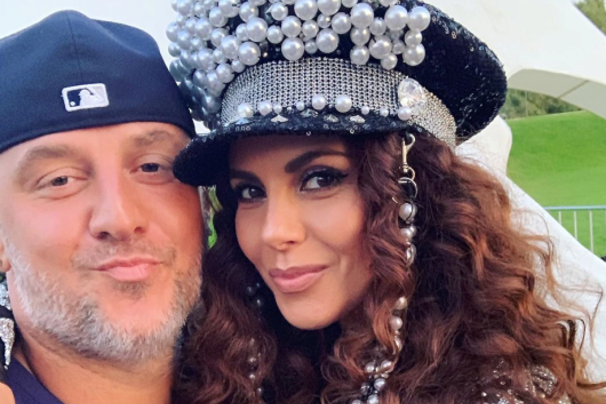 "Возвращаешься домой, а там мегазвезда": Каменских в чулках очаровала Потапа "Возвращаешься домой, а там мегазвезда": Каменских в чулках очаровала Потапа