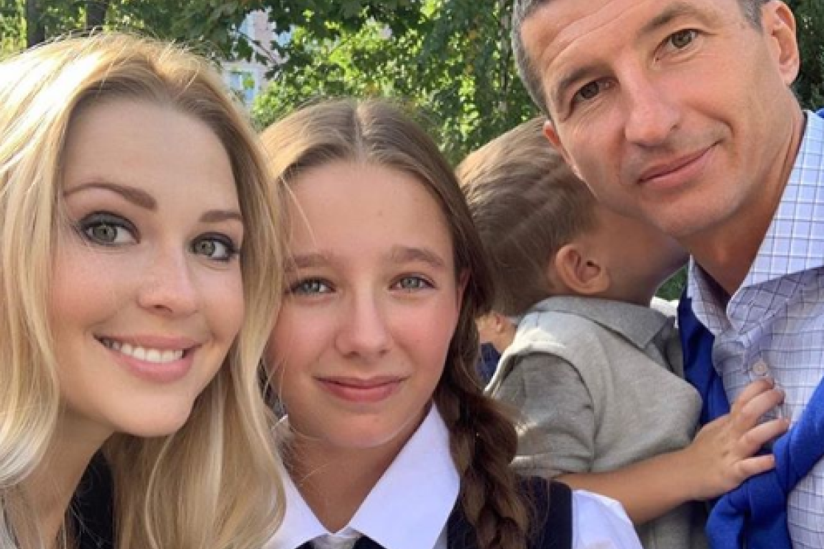 "Глаза грустные": Дочь покойной Юлии Началовой отвели в школу отец и мачеха "Глаза грустные": Дочь покойной Юлии Началовой отвели в школу отец и мачеха