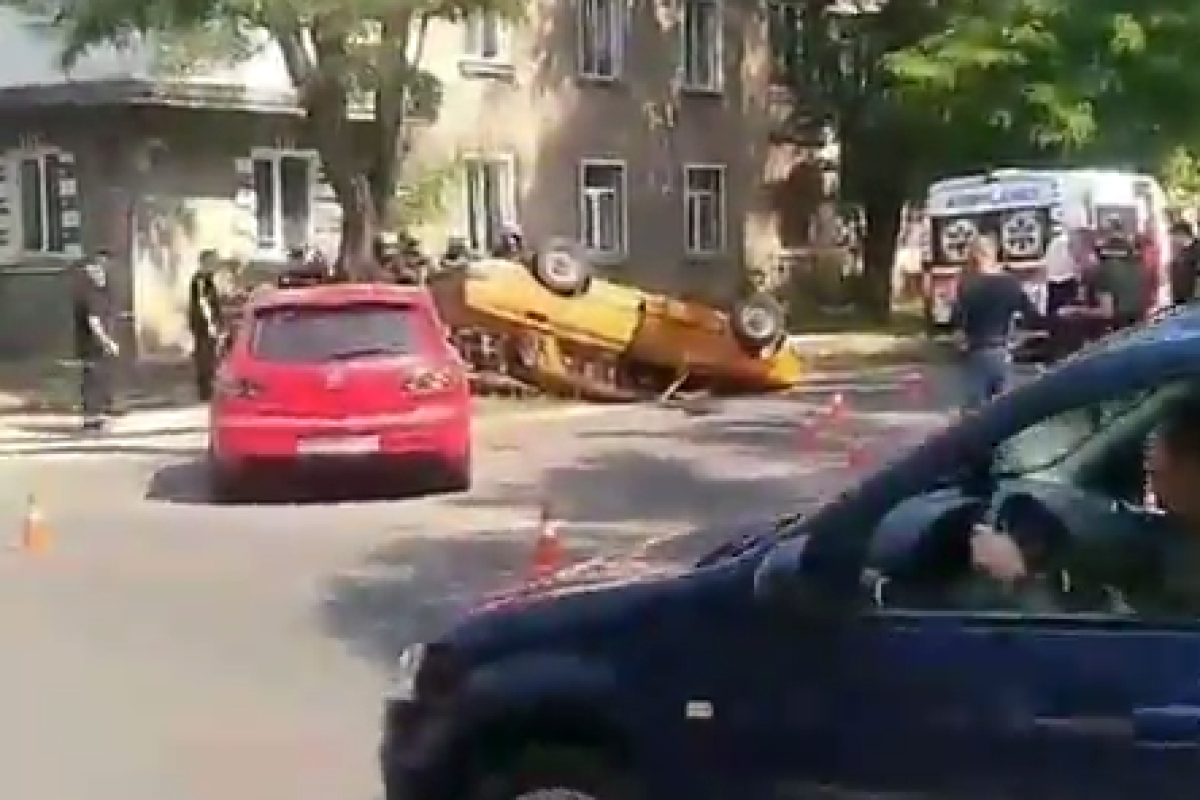 В Северодонецке случилось серьезное ДТП: "Москвич" перевернуло на крышу