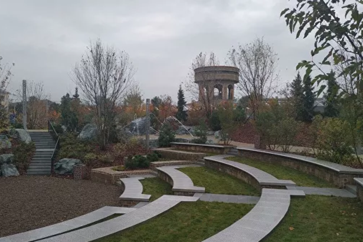 В Кемерово на месте сгоревшей "Зимней вишни" построили парк, а рядом - новый ТЦ В Кемерово на месте сгоревшей "Зимней вишни" построили парк, а рядом - новый ТЦ