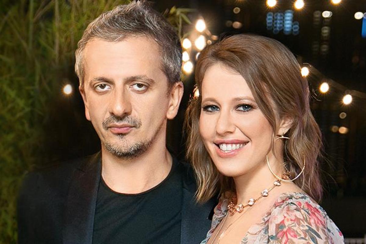 Собчак и Богомолов рассылают приглашение на свадьбу с изображением рабочего и колхозницы Собчак и Богомолов рассылают приглашение на свадьбу с изображением рабочего и колхозницы