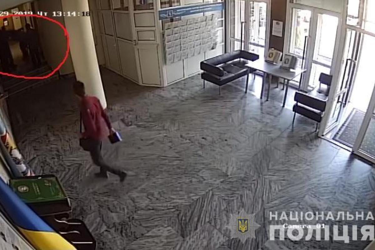 В Борисполе секретарь горсовета, которого выгнал с совещания Зеленский, избил общественного активиста В Борисполе секретарь горсовета, которого выгнал с совещания Зеленский, избил общественного активиста