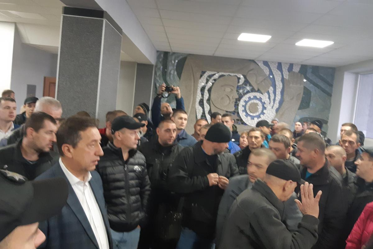 Бастующие шахтеры Луганщины пришли к Комарницкому Бастующие шахтеры Луганщины пришли к Комарницкому