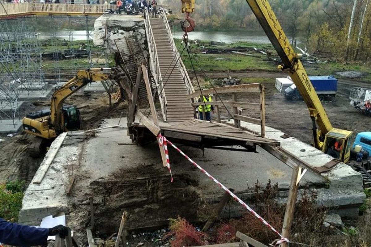 На мосту в Станице Луганской демонтировали лестницы, люди ходят по временному мостику На мосту в Станице Луганской демонтировали лестницы, люди ходят по временному мостику