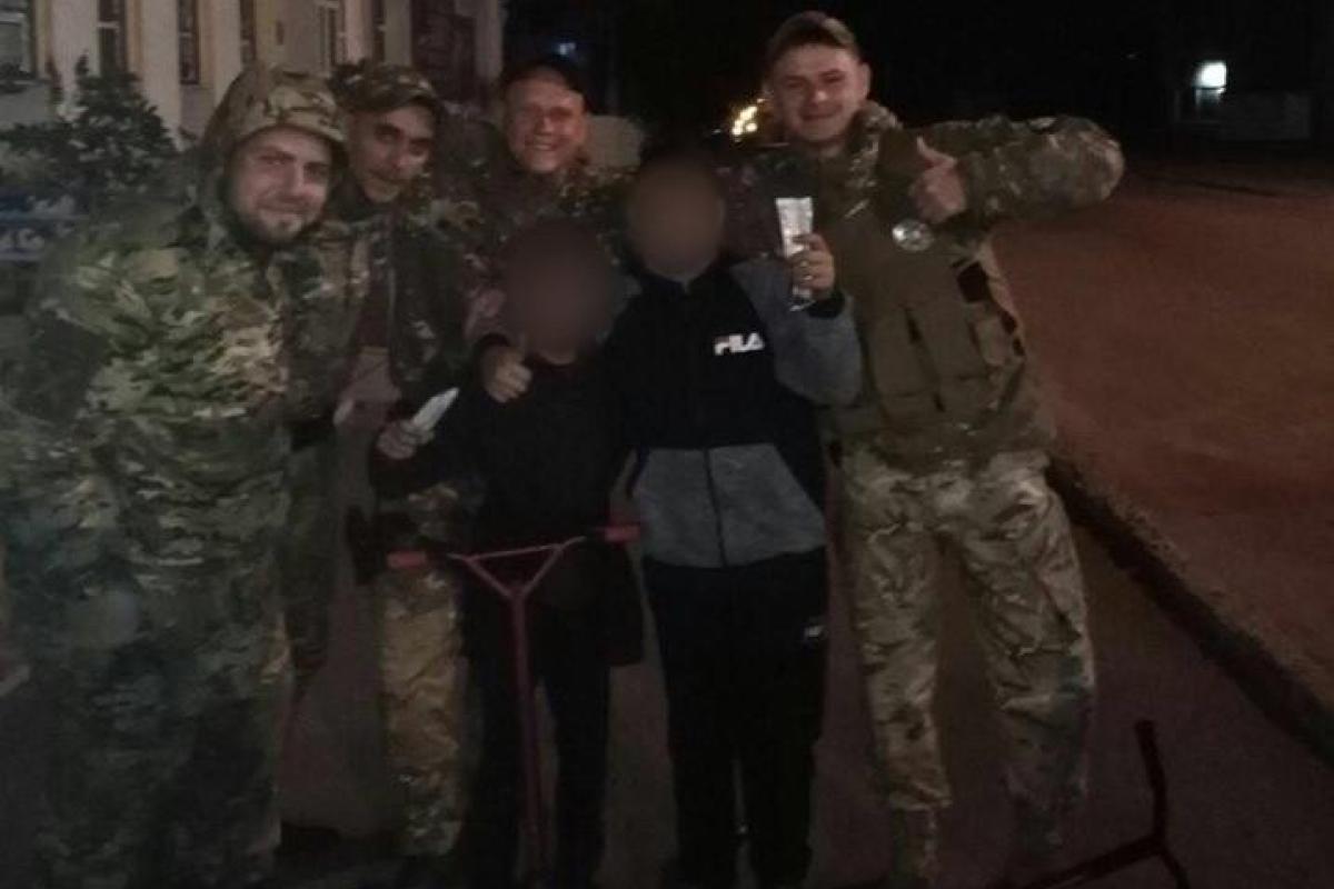 В Лисичанске полицейские разыскали ребенка, который допоздна катался на самокате В Лисичанске полицейские разыскали ребенка, который допоздна катался на самокате