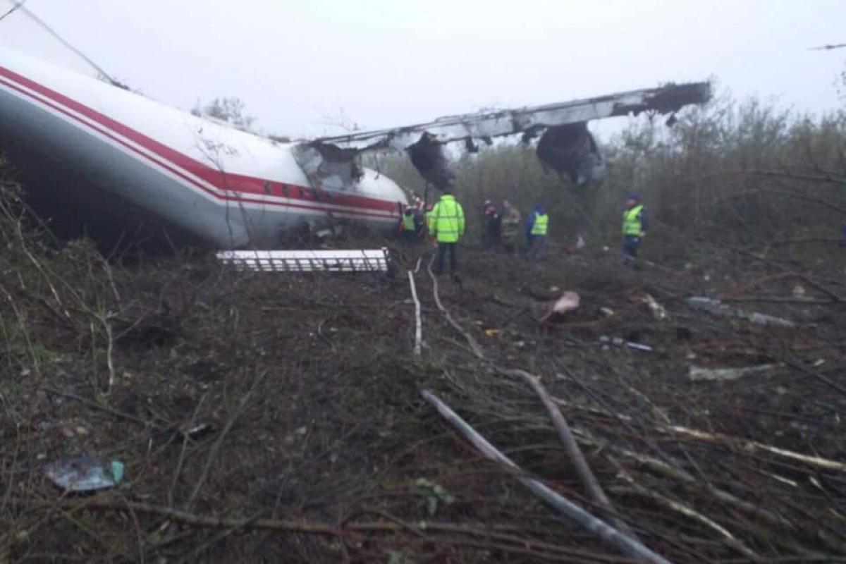 Под Львовом самолет Ан-12 совершил жесткую посадку Под Львовом самолет Ан-12 совершил жесткую посадку