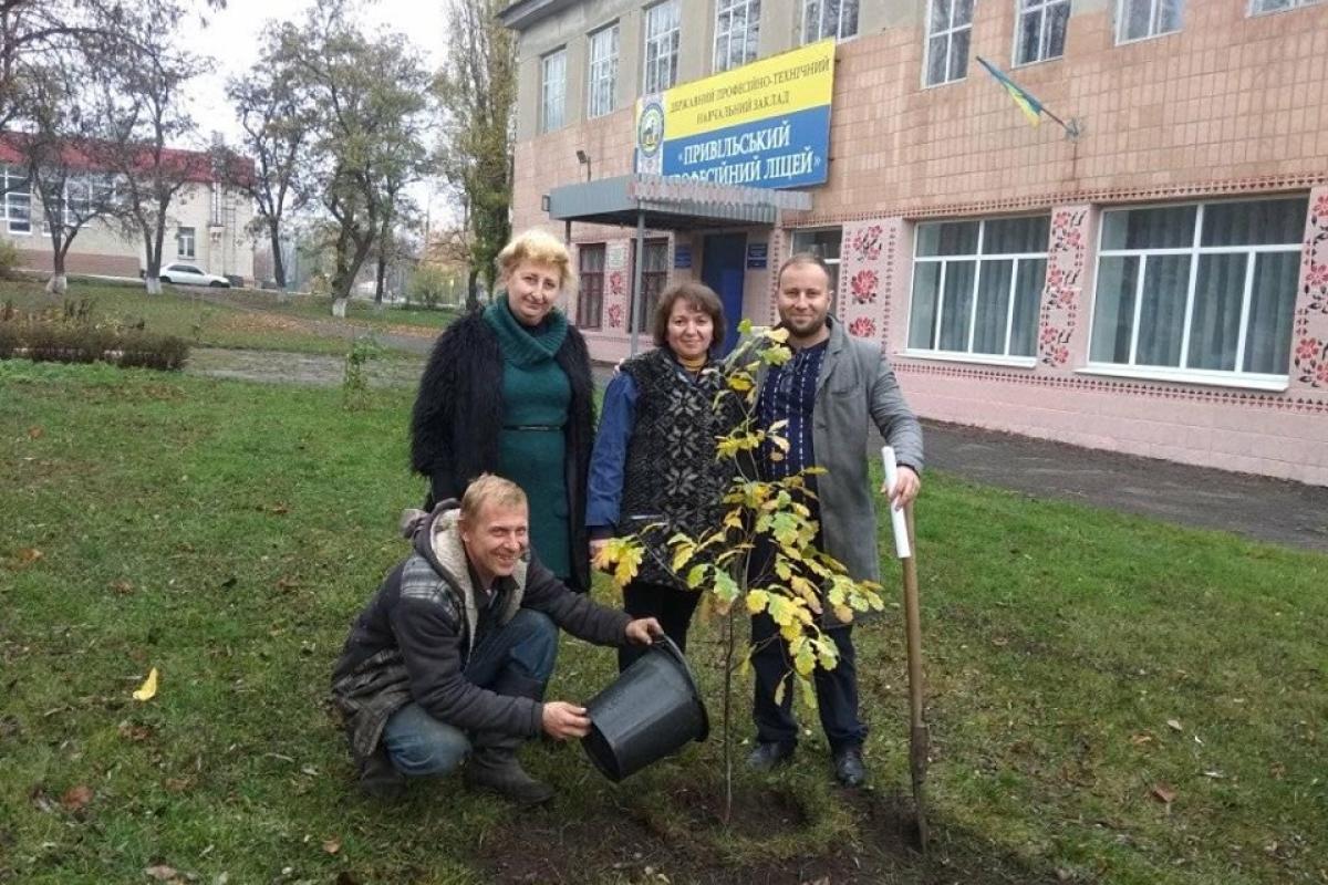 В Лисичанске появится аллея монастырских дубов: первое дерево посажено В Лисичанске появится аллея монастырских дубов: первое дерево посажено