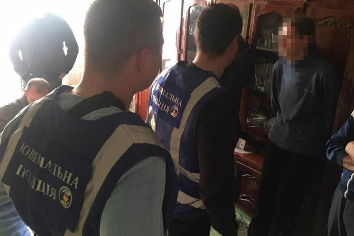 В Киеве поймали педофила, который развращал детей в школьных туалетах В Киеве поймали педофила, который развращал детей в школьных туалетах