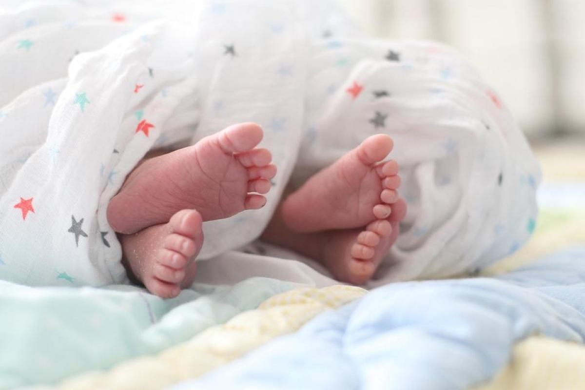 Две головы, одно тело: впервые обнародовано фото сиамских близнецов из Черновцов Две головы, одно тело: впервые обнародовано фото сиамских близнецов из Черновцов