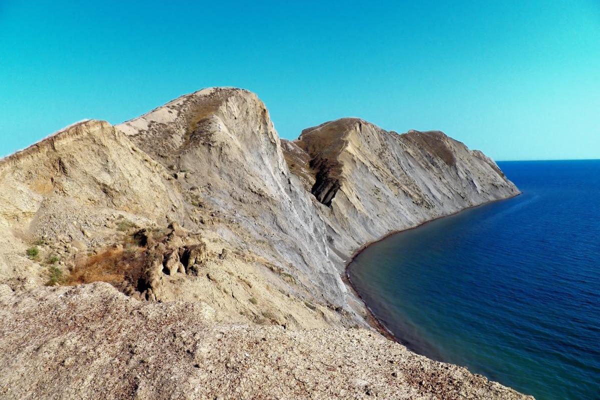 В Крыму мыс Хамелеон обвалился в море В Крыму мыс Хамелеон обвалился в море