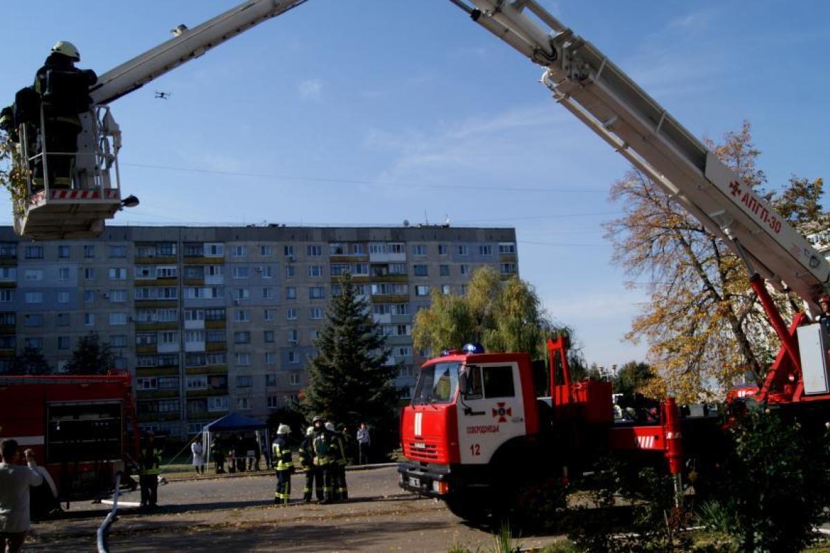 В центре Лисичанска прошли учения сил гражданской защиты: фото, видео В центре Лисичанска прошли учения сил гражданской защиты: фото, видео