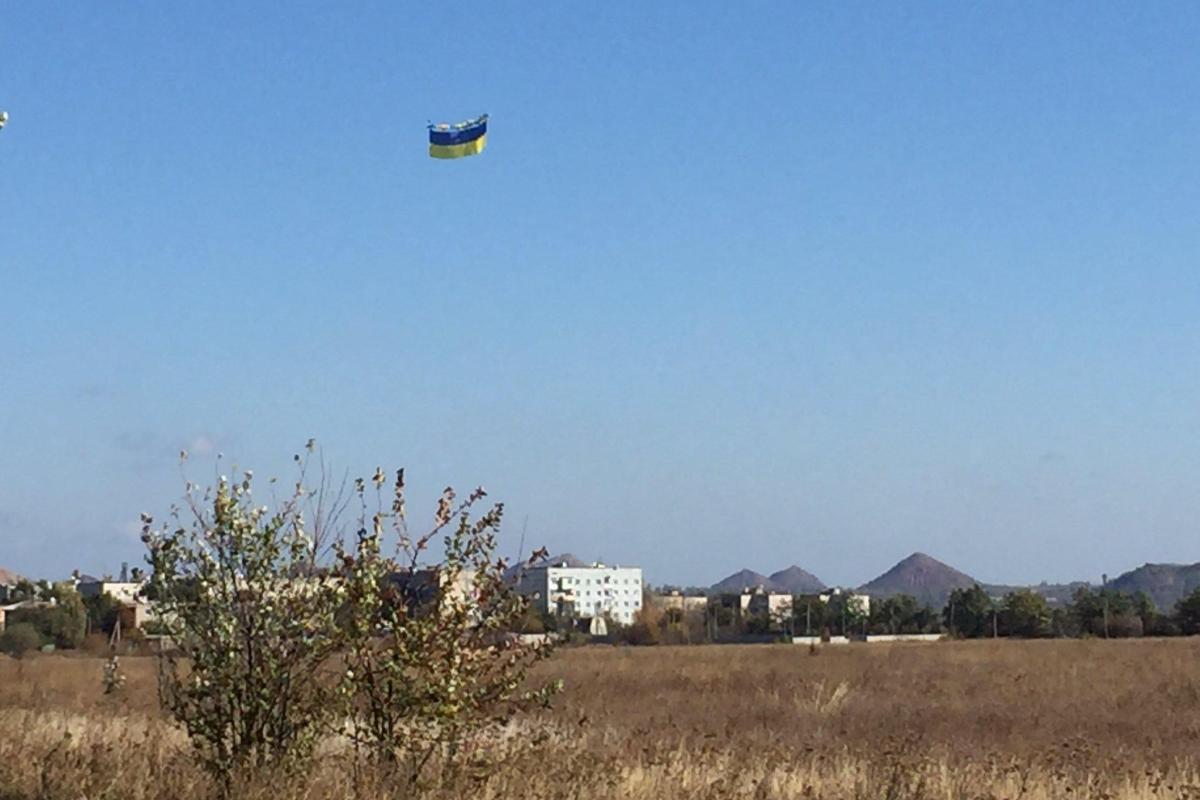 Патриоты запустили в небо над Донецком огромный флаг Украины Патриоты запустили в небо над Донецком огромный флаг Украины