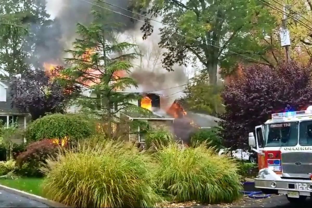 В США самолет рухнул на жилой дом, начался масштабный пожар