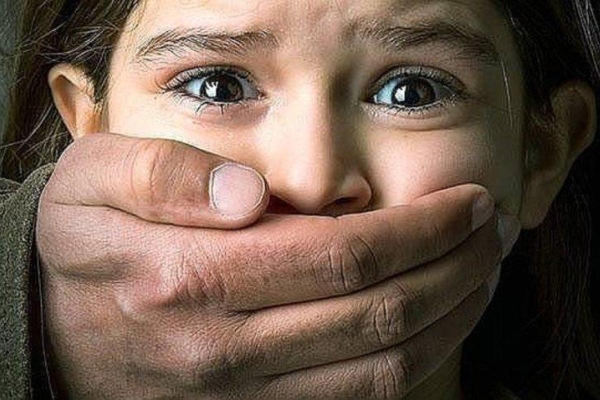 Тащил девочку в квартиру: задержан житель Лисичанска, который пытался похитить ребенка Тащил девочку в квартиру: задержан житель Лисичанска, который пытался похитить ребенка