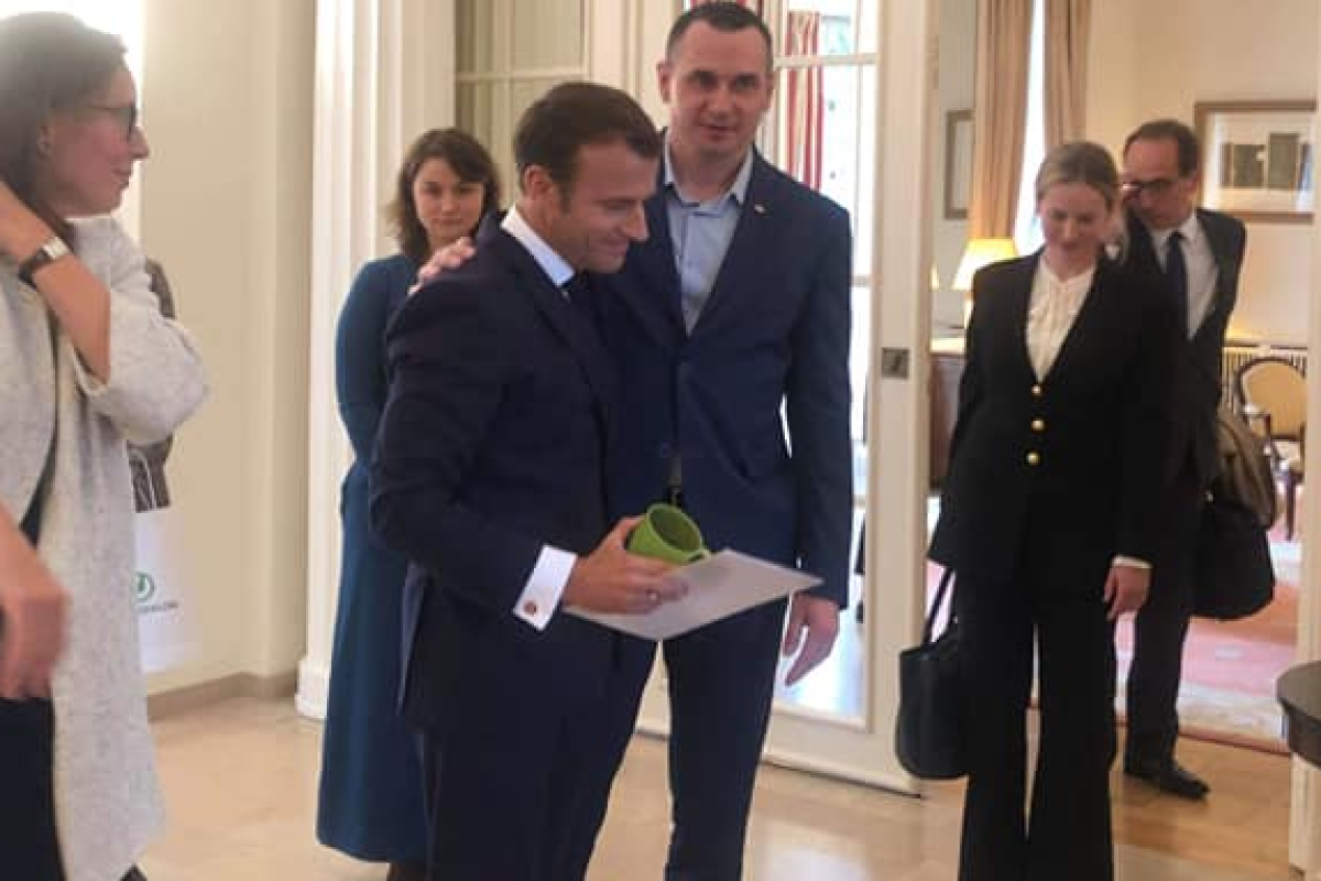 Сенцов встретился с Макроном и подарил ему кружку из российской тюрьмы Сенцов встретился с Макроном и подарил ему кружку из российской тюрьмы