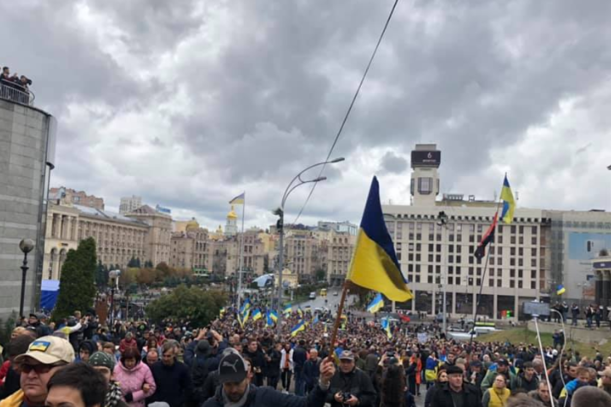 "Нет капитуляции": Участники вече выдвинулись с Майдана на Банковую "Нет капитуляции": Участники вече выдвинулись с Майдана на Банковую