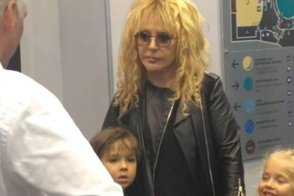 "Бабка бабкой": Пугачева неприятно удивила поклонников своим видом "Бабка бабкой": Пугачева неприятно удивила поклонников своим видом