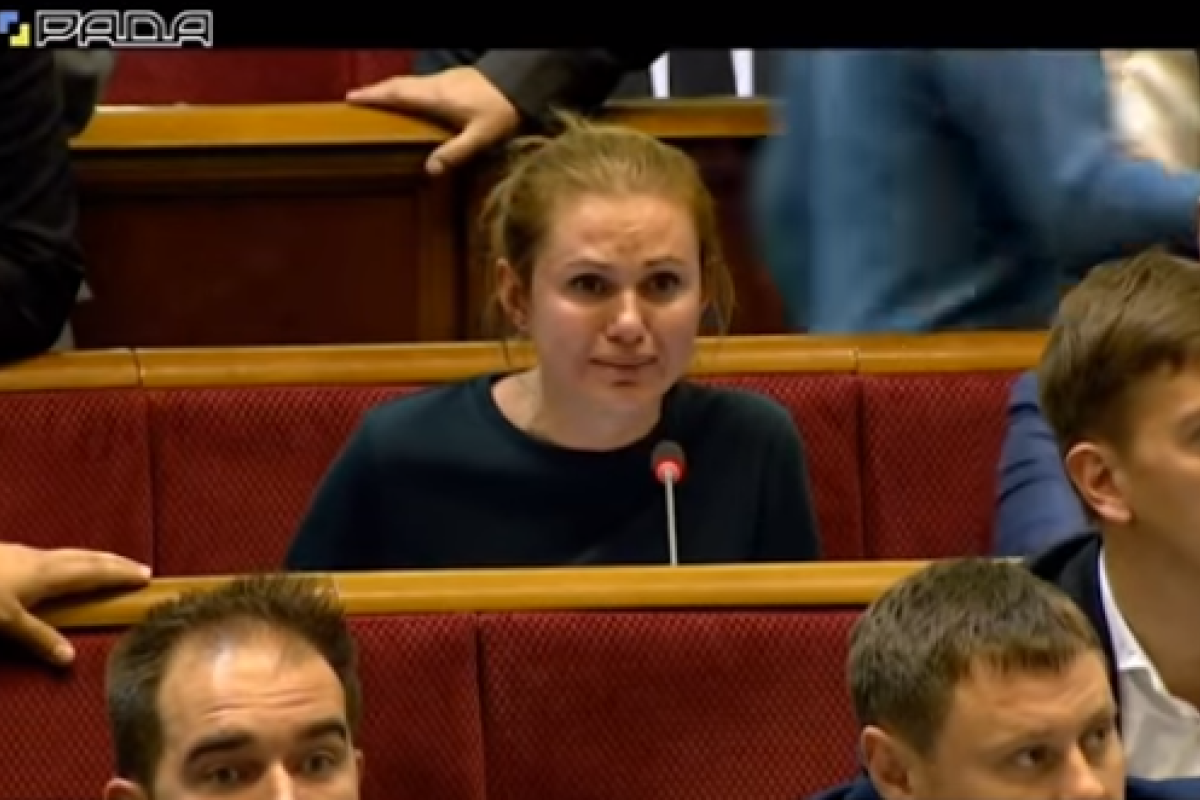 Нардеп от "Слуги народа" расплакалась в сессионном зале: видео Нардеп от "Слуги народа" расплакалась в сессионном зале: видео