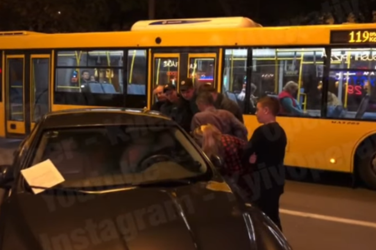 В Киеве отец запер своего 2-летнего сына в салоне Jaguar и пропал на два часа В Киеве отец запер своего 2-летнего сына в салоне Jaguar и пропал на два часа