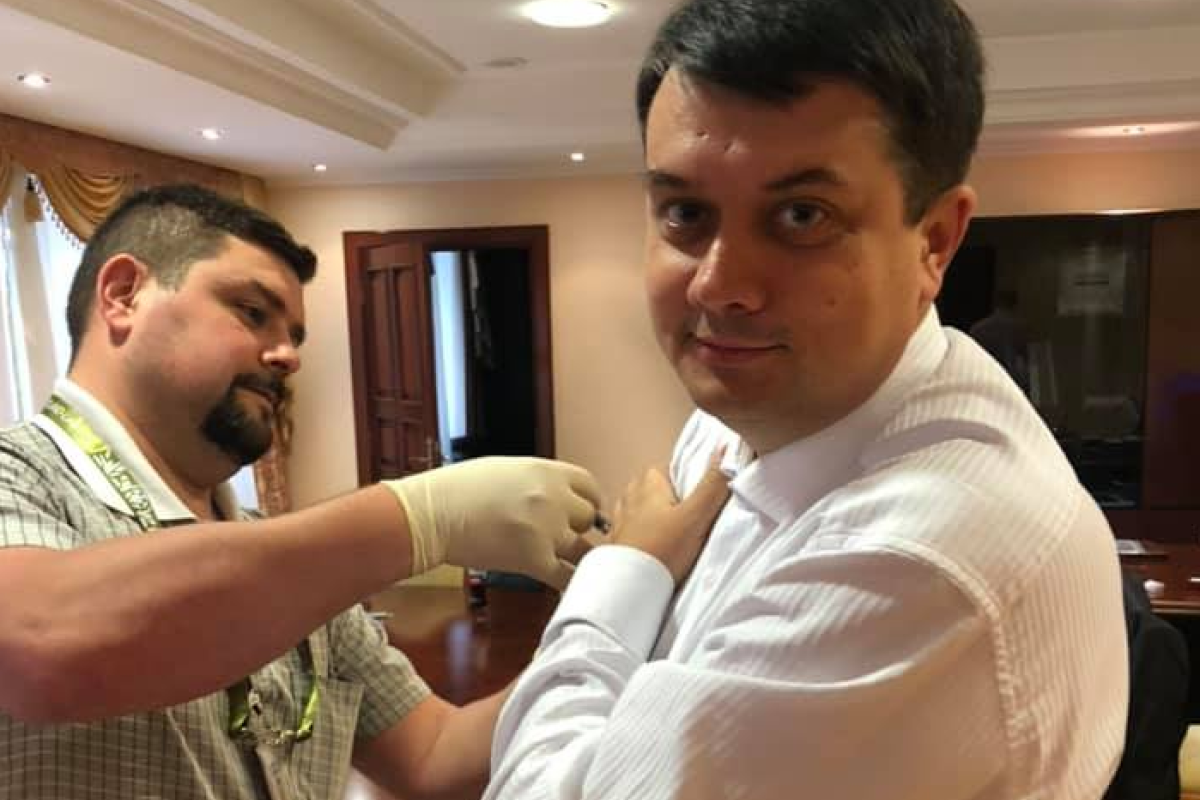 "Слуги народа" публично вакцинировались от дифтерии "Слуги народа" публично вакцинировались от дифтерии