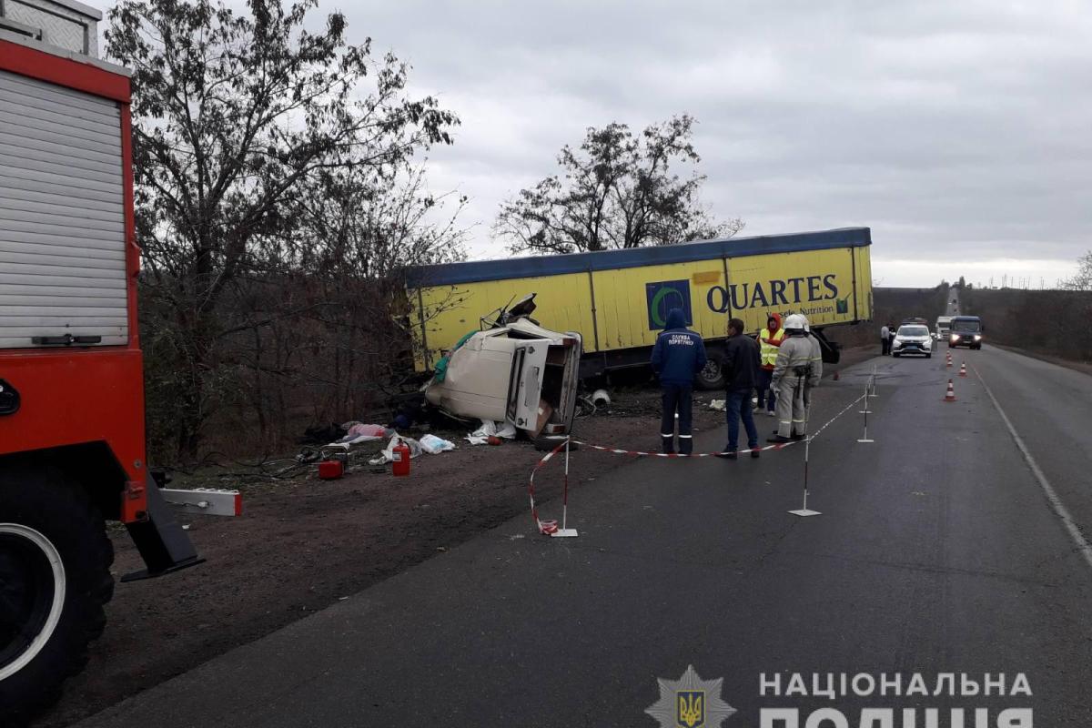 Жесткое ДТП на Николаевщине: в иномарке, влетевшей в грузовик, не выжил никто Жесткое ДТП на Николаевщине: в иномарке, влетевшей в грузовик, не выжил никто