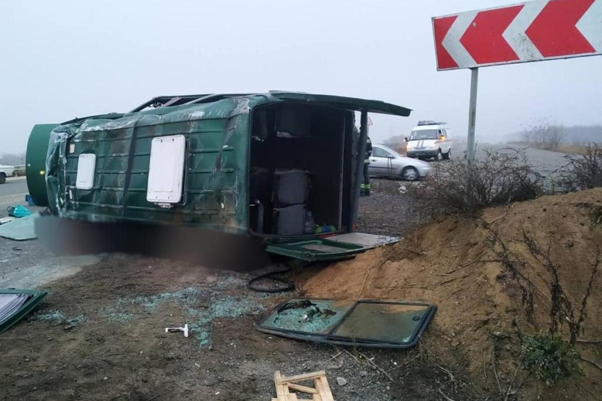На КПВВ под Донецком перевернулась маршрутка с людьми: двое погибших и много раненых На КПВВ под Донецком перевернулась маршрутка с людьми: двое погибших и много раненых