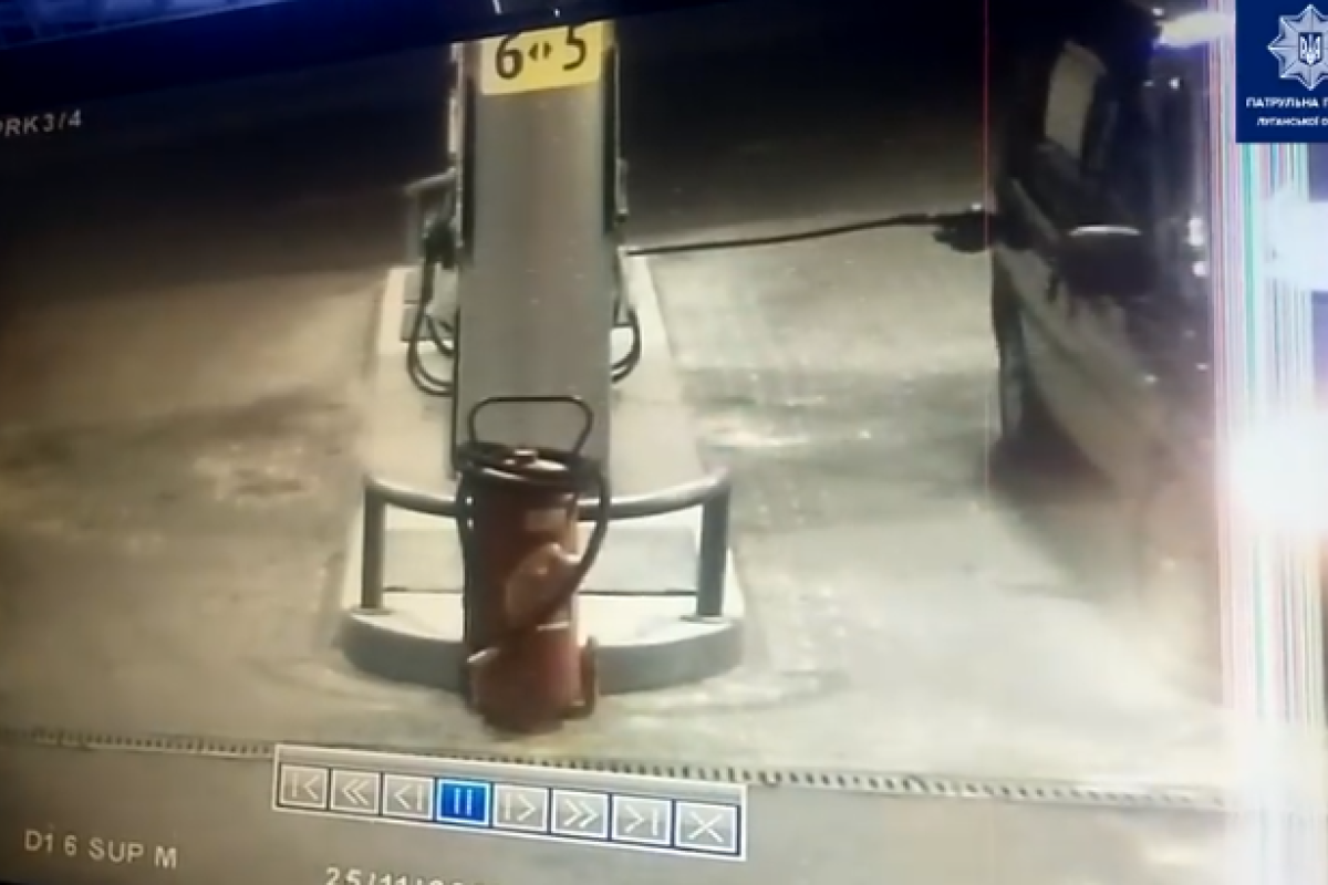 В Северодонецке водитель вырвал заправочный шланг и уехал: видео В Северодонецке водитель вырвал заправочный шланг и уехал: видео