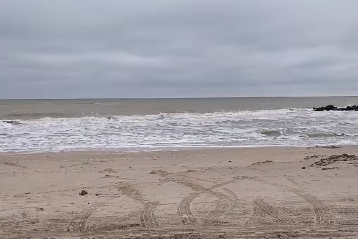 Море "съело" пляж: на азовском курорте разгулялась стихия Море "съело" пляж: на азовском курорте разгулялась стихия