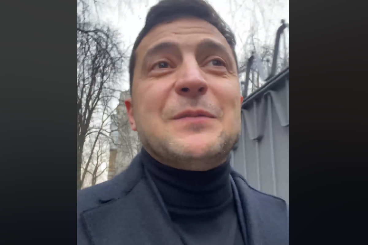 Зеленский запустил новый формат видеообращений: рассказал о ситуации в Украине, гуляя пешком по Киеву Зеленский запустил новый формат видеообращений: рассказал о ситуации в Украине, гуляя пешком по Киеву