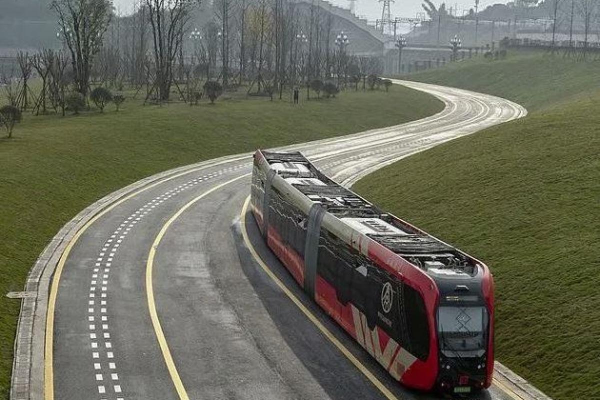 В Китае запустили беспилотный электропоезд, едущий по нарисованным рельсам В Китае запустили беспилотный электропоезд, едущий по нарисованным рельсам