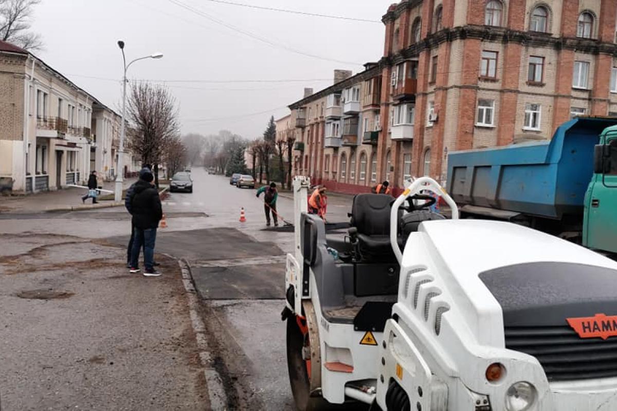 Бюджет Лисичанска закатывают в асфальт: город снова отличился "передовыми технологиями"