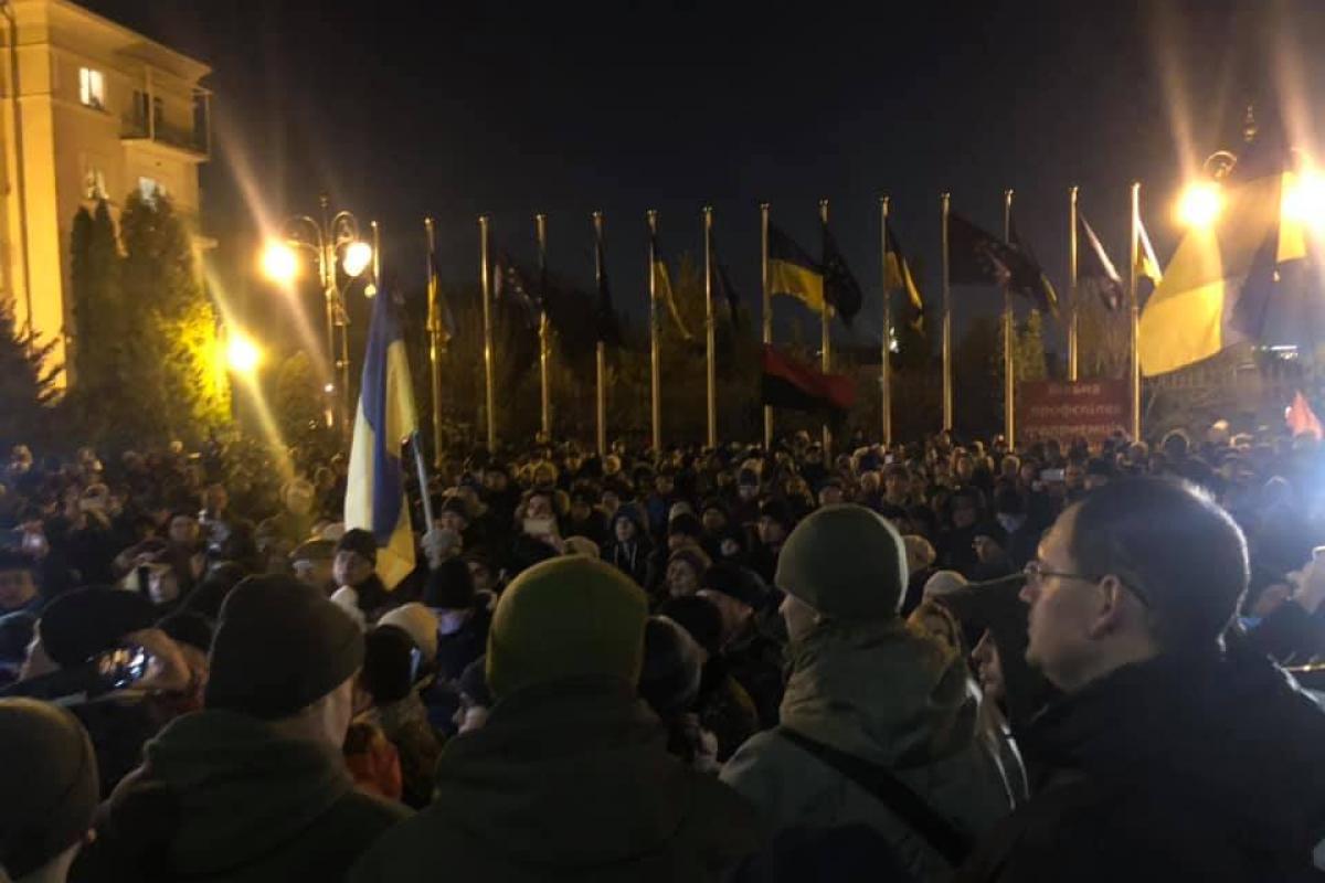 Протестующие собрались под ОПУ: "Ночной дозор" обещает стоять до окончания нормандского саммита Протестующие собрались под ОПУ: "Ночной дозор" обещает стоять до окончания нормандского саммита