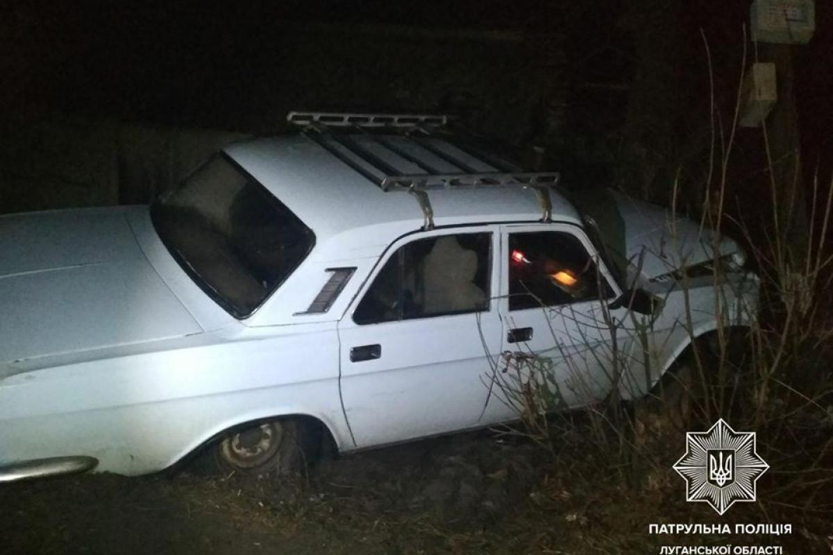 Пьяный житель Лисичанска на "Волге" врезался в столб Пьяный житель Лисичанска на "Волге" врезался в столб
