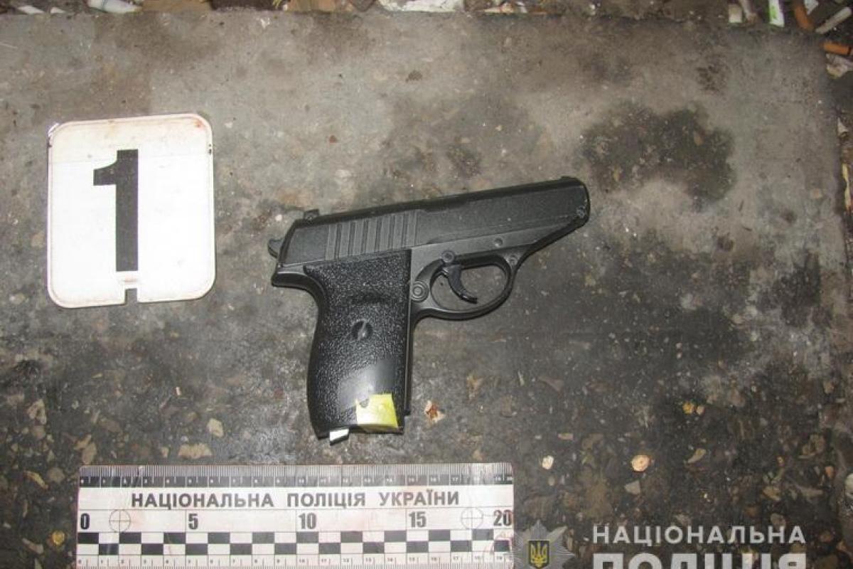Разбойное нападение в Северодонецке: полицейские по "горячим следам" задержали молодчика с пистолетом Разбойное нападение в Северодонецке: полицейские по "горячим следам" задержали молодчика с пистолетом