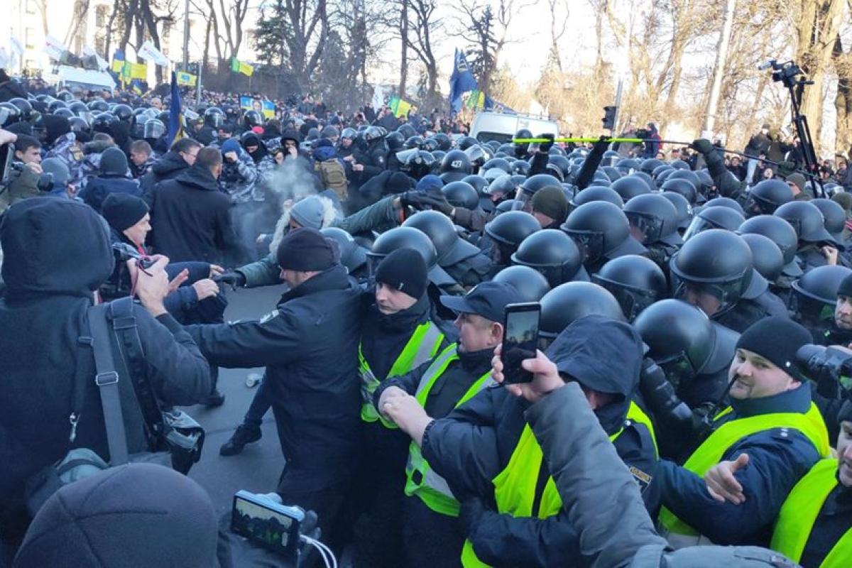 Митинг под Верховной Радой перерос в массовые столкновения: есть пострадавшие и задержанные Митинг под Верховной Радой перерос в массовые столкновения: есть пострадавшие и задержанные