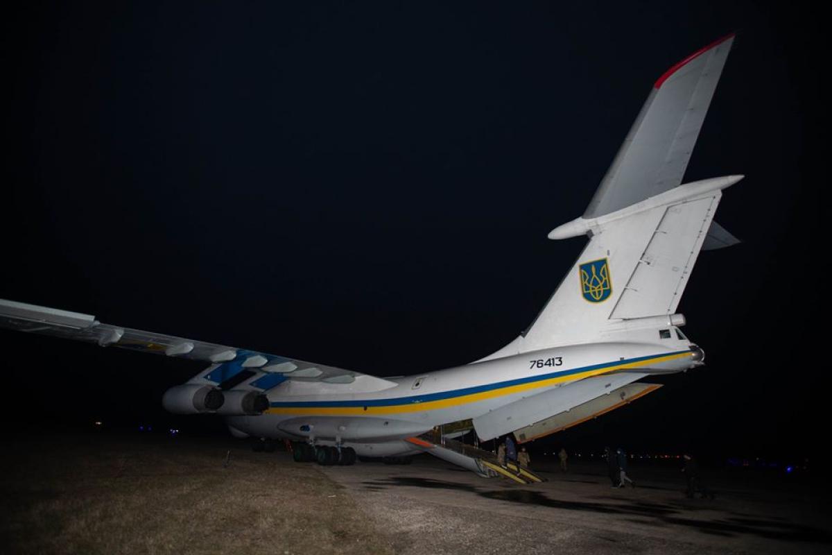 Из Чугуева вылетел самолет с освобожденными украинцами: Зеленский ждет в "Борисполе" Из Чугуева вылетел самолет с освобожденными украинцами: Зеленский ждет в "Борисполе"
