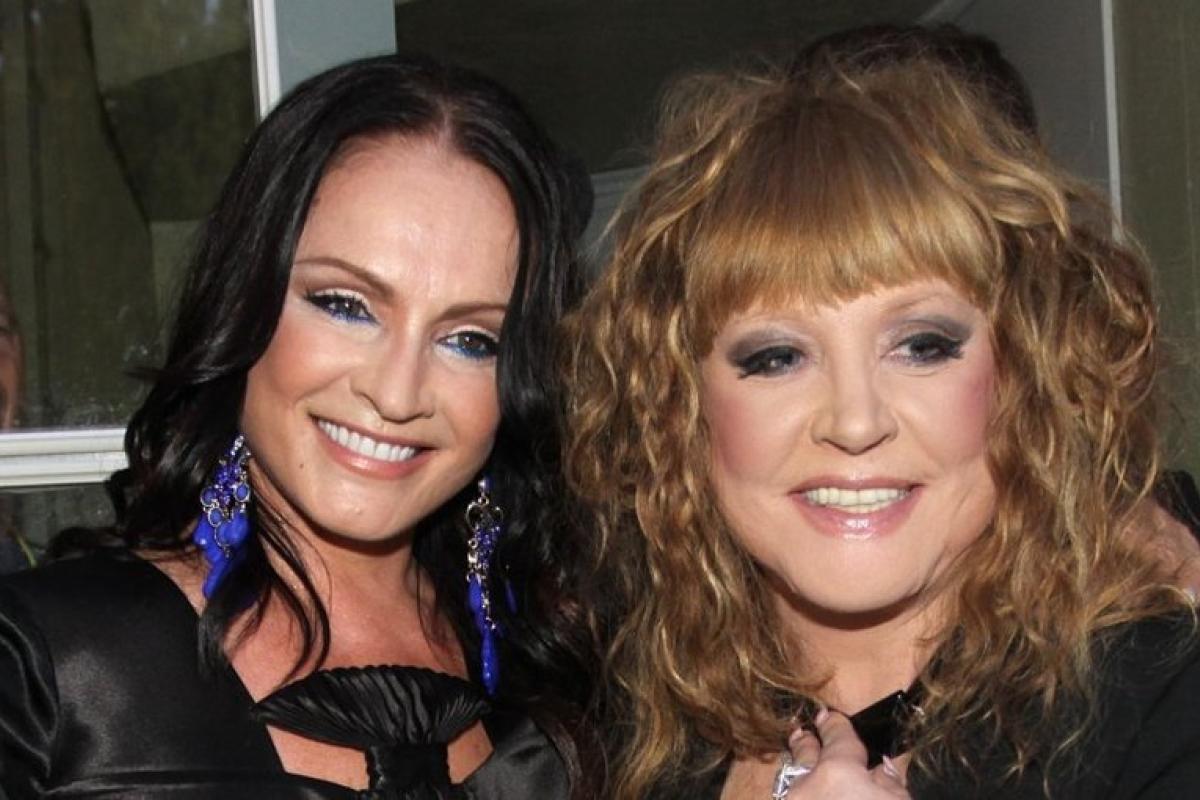 Ротару "подвинула" Пугачеву: вокруг новогоднего "Голубого огонька" кипят нешуточные страсти Ротару "подвинула" Пугачеву: вокруг новогоднего "Голубого огонька" кипят нешуточные страсти