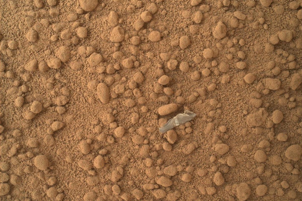 Марсоход зафиксировал на Красной планете "след человека" Марсоход зафиксировал на Красной планете "след человека"